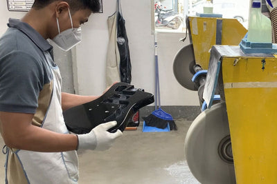06 - Baum Guitar Paintwork: Custom Colors and Finishes