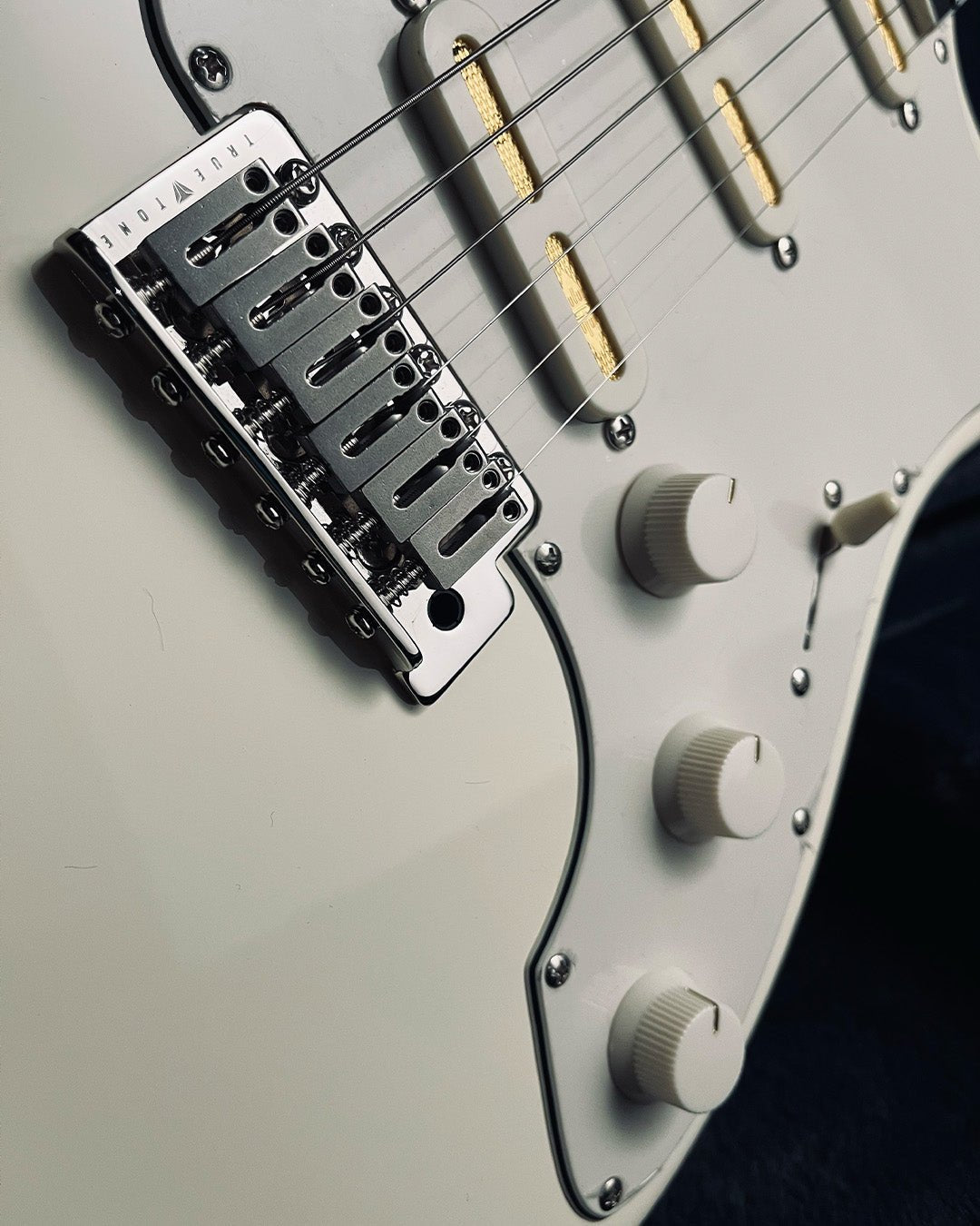 Celestor - Vintage White (Mash - Up Limited Edition) - Baum Guitars