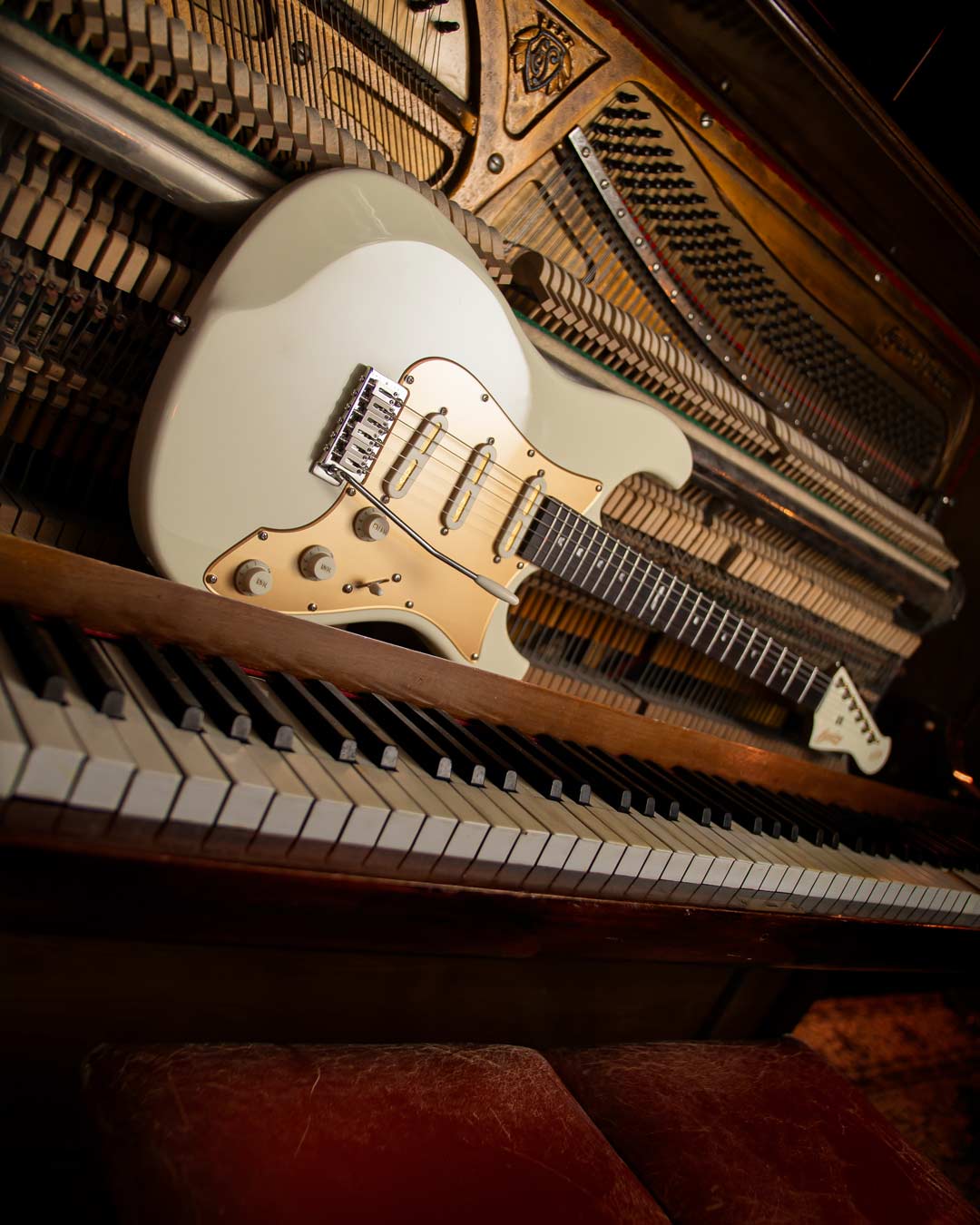 Celestor - Vintage White - Baum Guitars