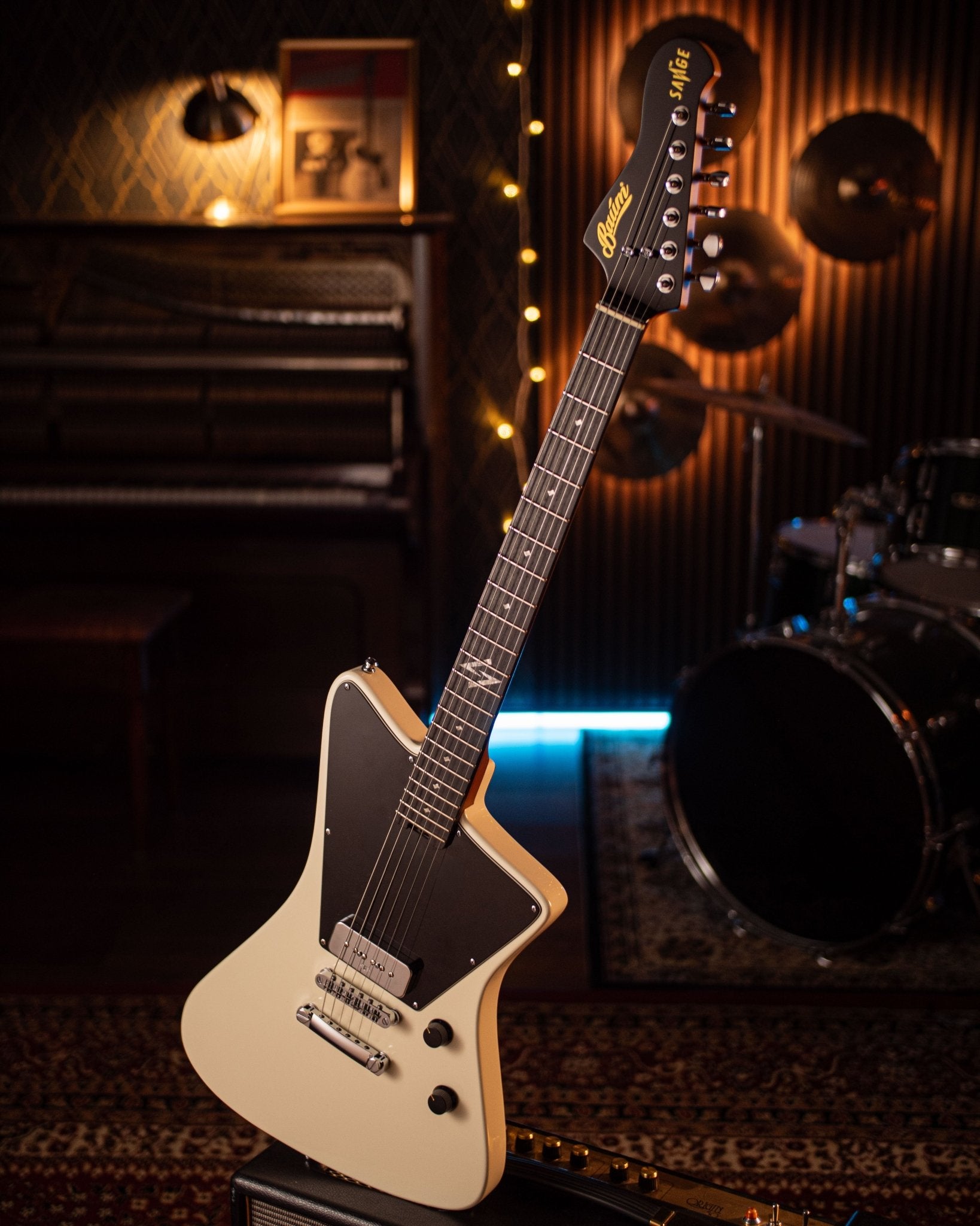 Savage - Vintage White - Baum Guitars