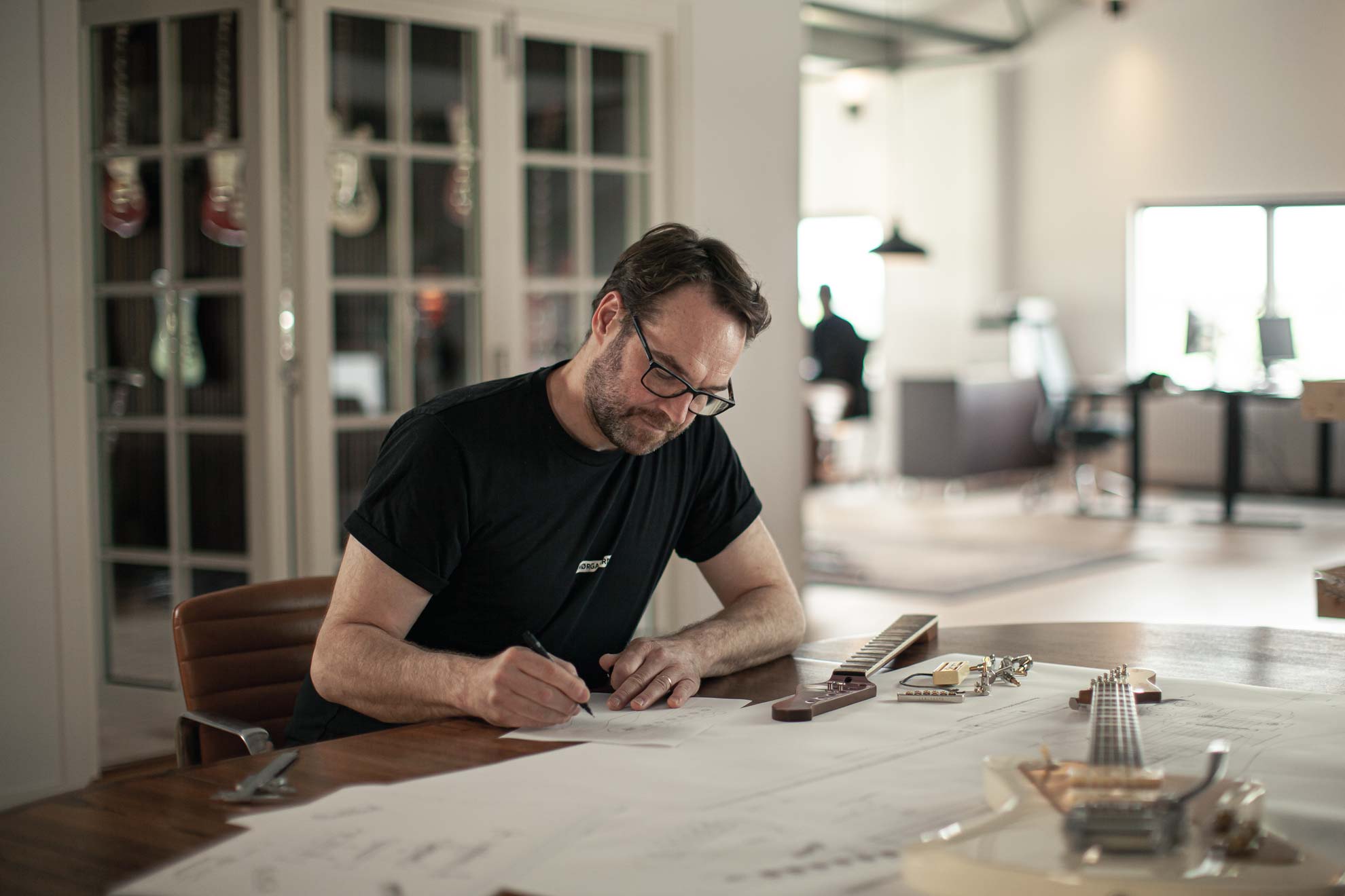Morten Bau designing Baum guitars